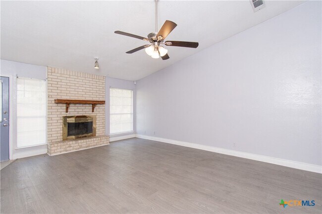 Foto del edificio - 1801 Farhills Dr