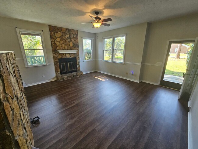 Foto del edificio - 792 Whispering Pines Rd