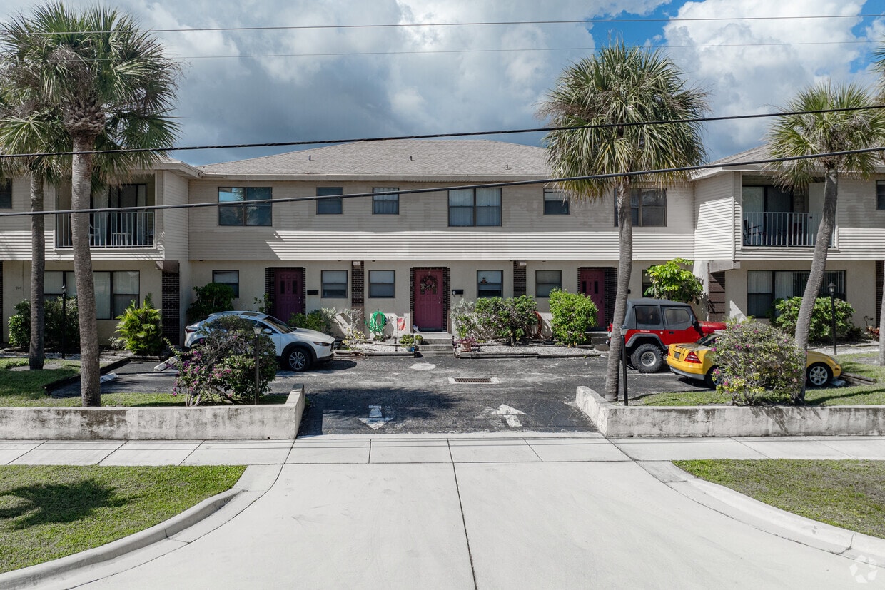 Entrance - Cedar Crest Apartments