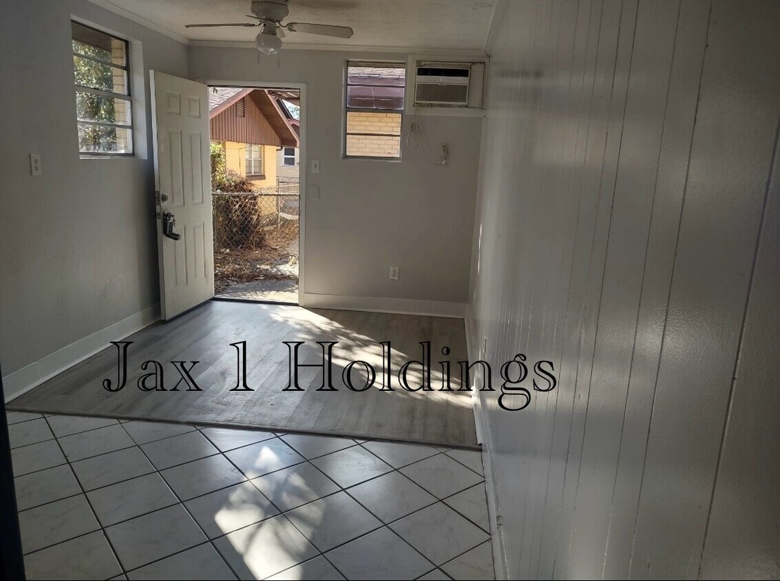 Primary Photo - 5676 Akra Ave