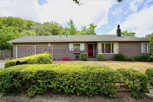 Foto del edificio - San Anselmo Home On Corner Lot, Nearby Sch...