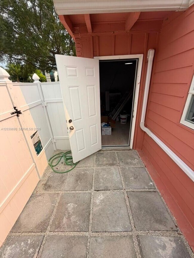 Building Photo - 1111 N Victoria Park Rd