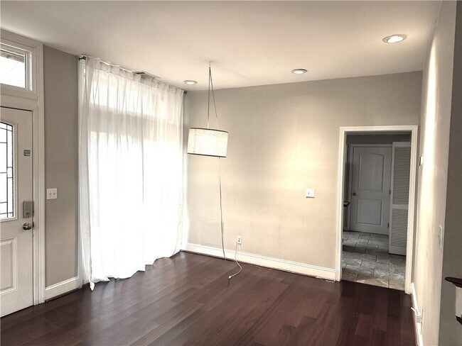 Building Photo - 654 Cleburne Terrace NE