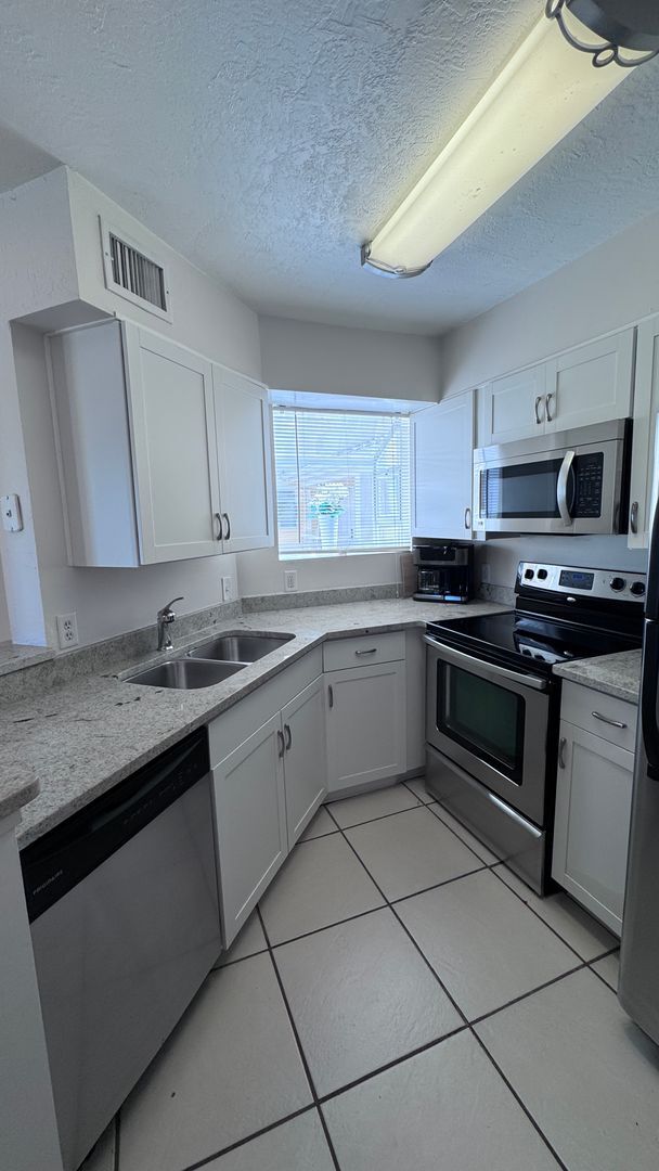 Foto del edificio - Fully Furnished 1BR/1BA Condo Just 3 Block...