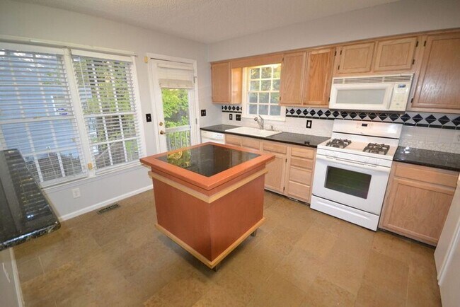 Foto del edificio - 1704 Kingston Heath Way