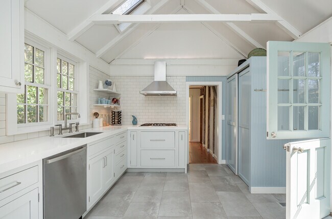 Building Photo - 134 Three Mile Harbor Rd