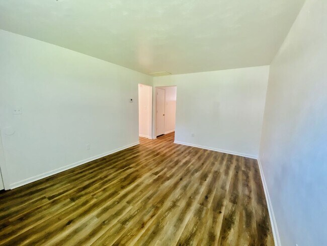 Foto del edificio - 6351 Wellington St