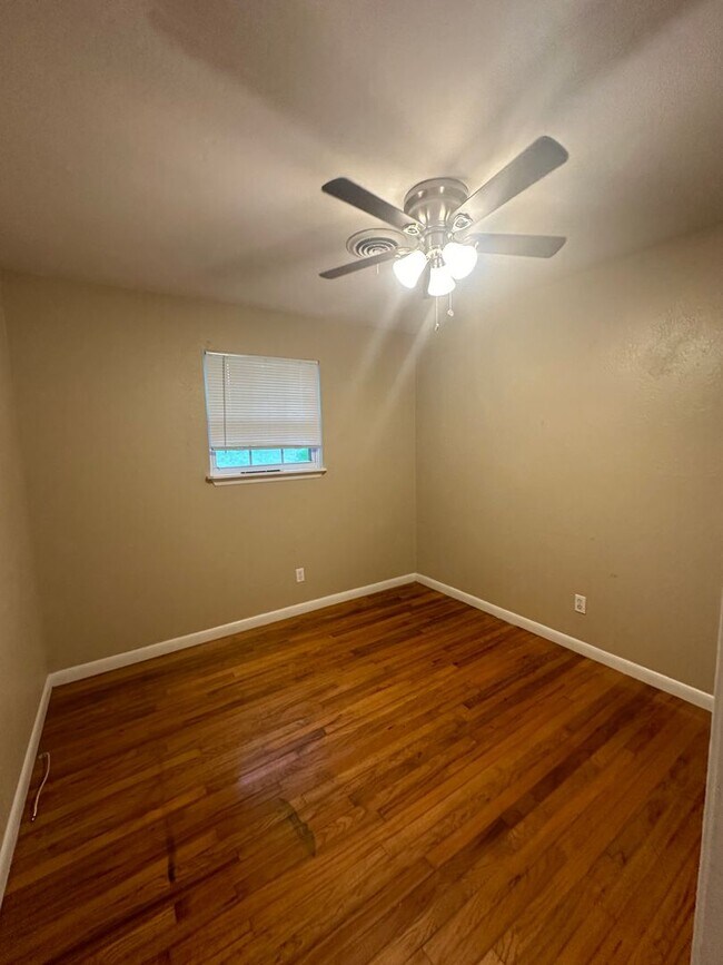 Building Photo - 3 Bedroom 2 Bath home located just off Oca...