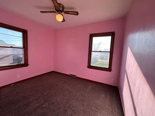 Building Photo - 3 bedroom house $850