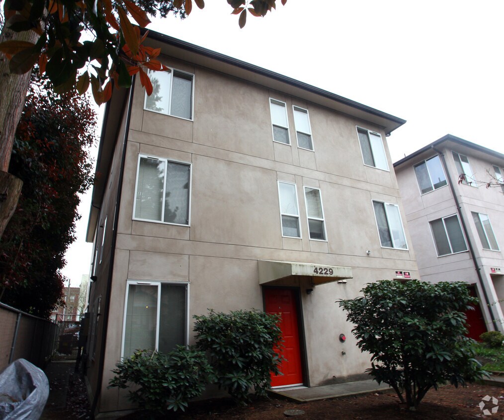 Building Photo - UDH 5 Plex