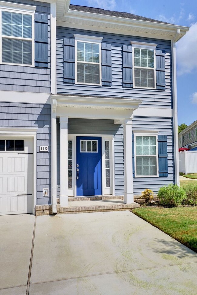 Building Photo - Immaculate End-Unit Townhome