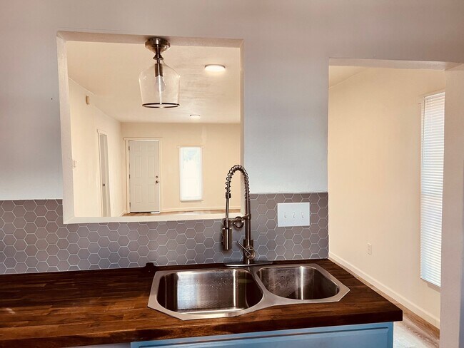 Foto del edificio - 1123 W 16th St