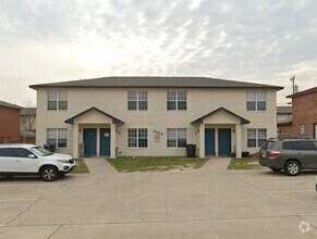 Building Photo - 2804 Leroy Cir