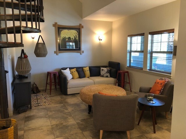 Building Photo - Fully Furnished Home