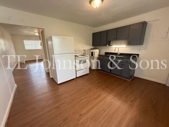 Foto del edificio - 1137 N Cameron Ave