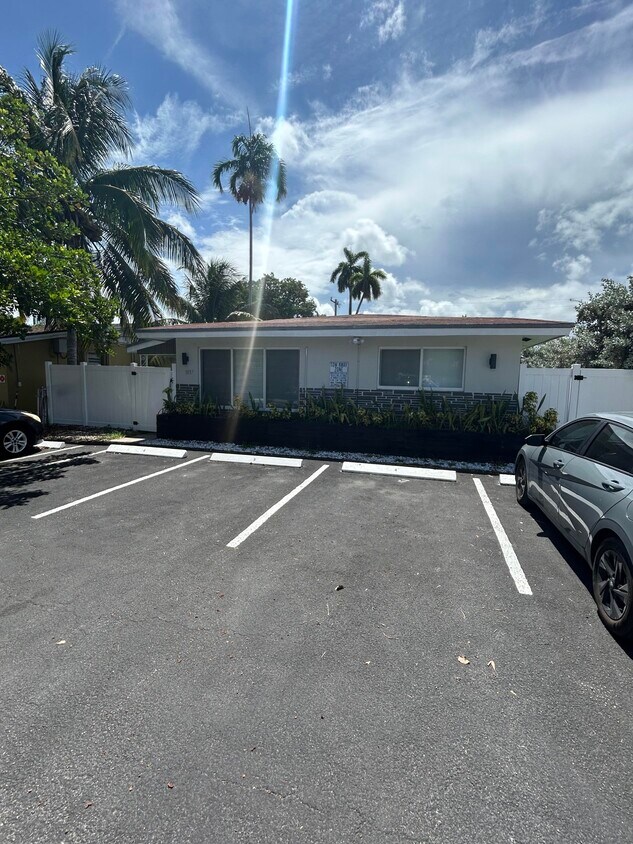 Foto principal - 1037 NE 9th Ave