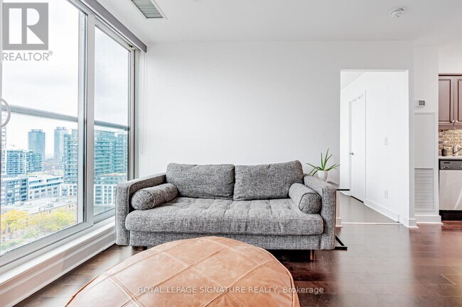 Building Photo - 320 Richmond St E