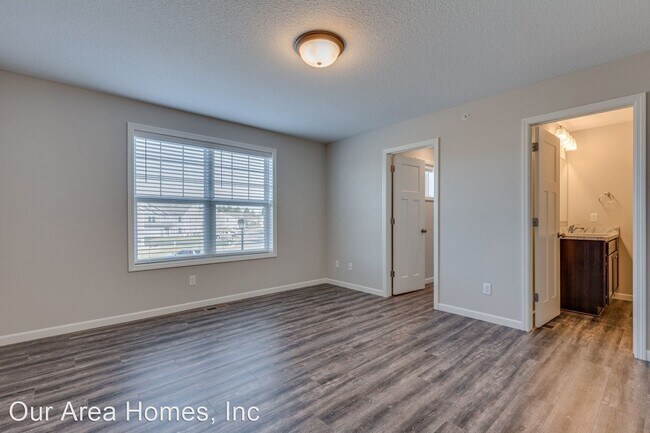 Building Photo - 3 br, 3 bath House - 12651 Pond View Rd