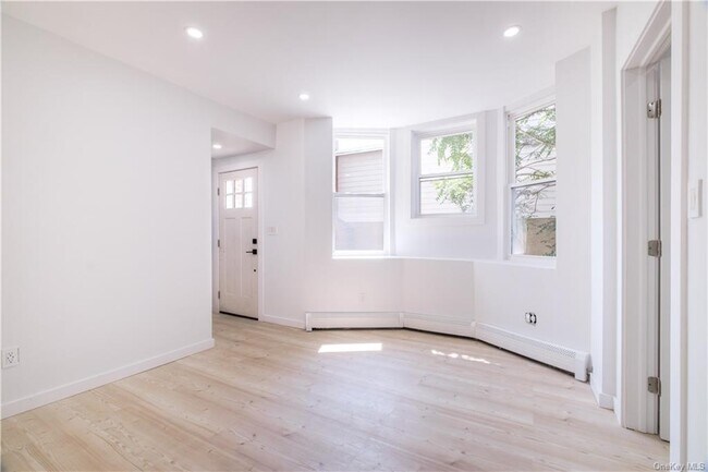 Building Photo - 594 Bellevue Ave N