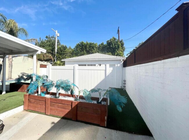 Building Photo - 6508 Teesdale Ave