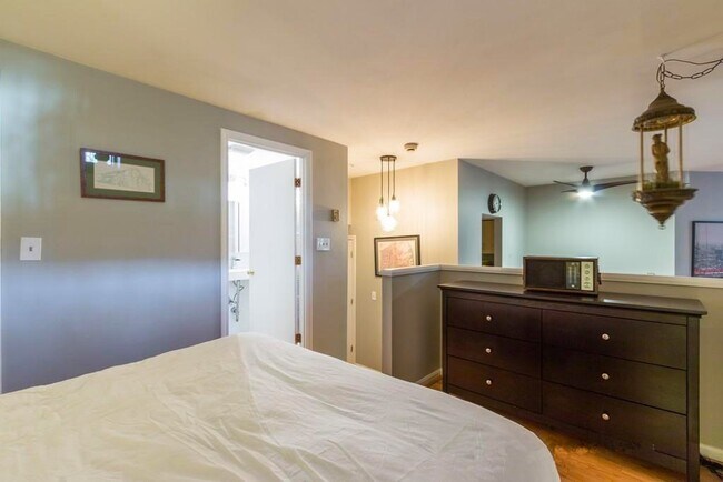 Foto del edificio - 350 W 4th St