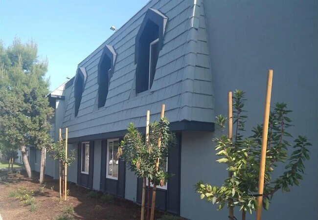 Foto del edificio - 5560 Ackerfield Ave