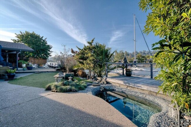 Building Photo - 10 Capri Ct