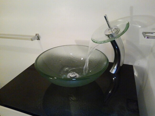 Lavabo de cristal y grifo tipo cascada. - 534 Yates St
