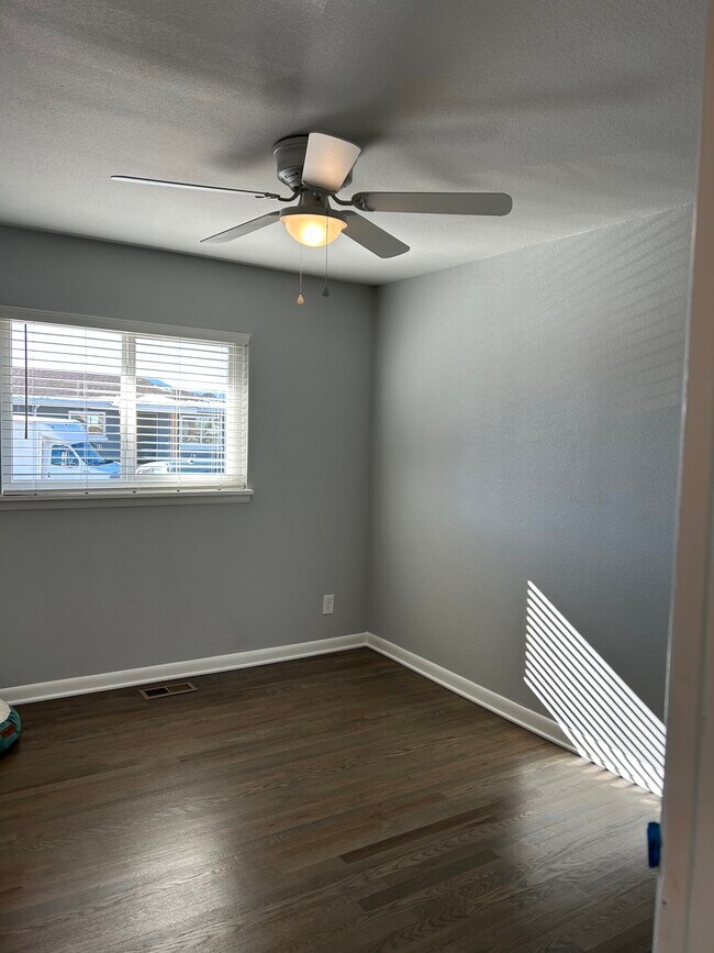 Main bedroom - 3430 N Cascade Ave
