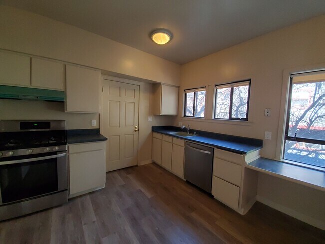 Foto del edificio - Top Floor Rockridge Two Bedroom Condo with...