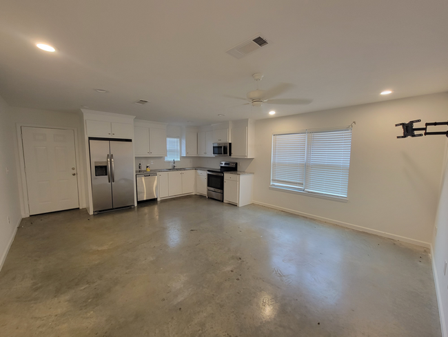 Building Photo - 242 Skylane Dr