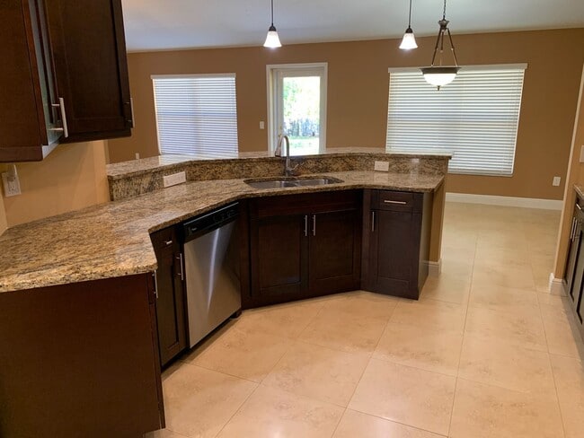 Building Photo - 4 Bedroom 2 bath CBS House with 2 car garage