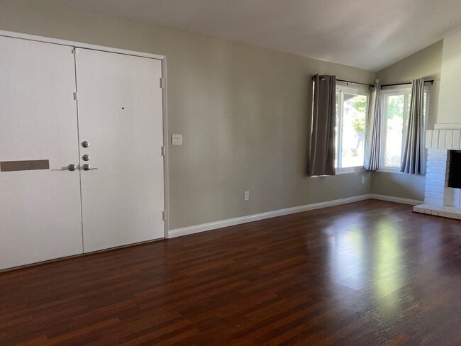 Building Photo - Highly Desirable 2 Bedroom, 1.5 Bath in Ti...