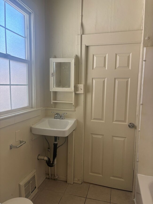 Foto del edificio - 3 Bed/2 Bath with additional bonus room. D...