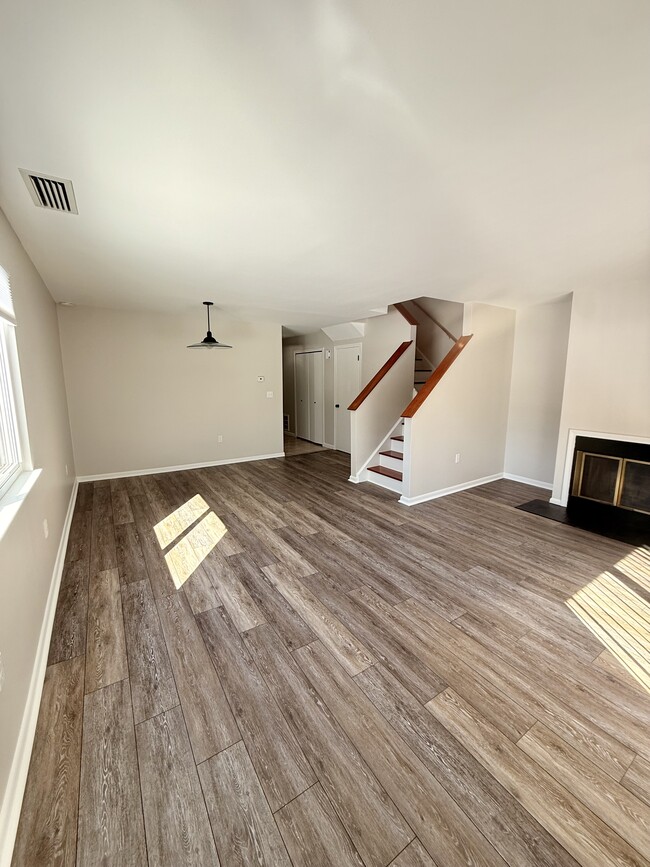 Building Photo - 135 Village Square Dr