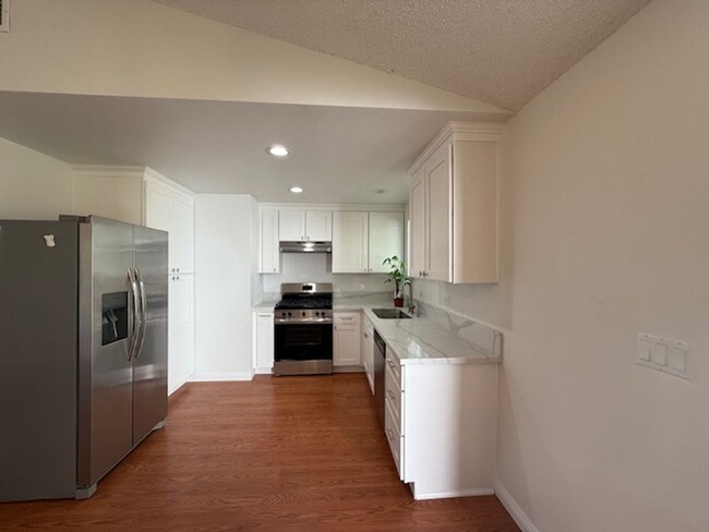 Foto del edificio - 3 bed, 2 bath single story home in Simi Va...