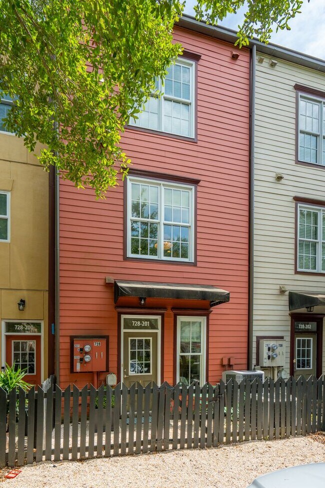 Foto del edificio - Fully Furnished 2BR Condo with Designer Touches in Shelmore Village