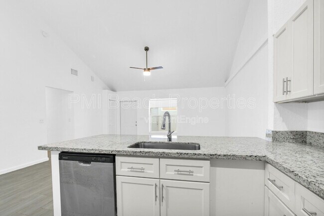 Photo - 13998 Folkestone Cir Townhome