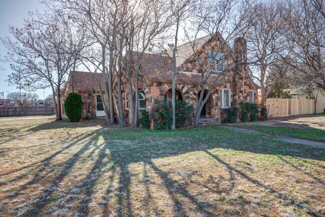 Foto del edificio - One-Of-A-Kind Home, completely remodeled!