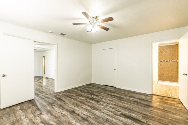 Foto del edificio - Perfectly updated 3 bedroom with large yard!