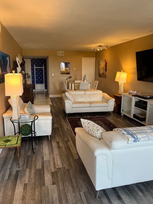 Foto del edificio - Stunning 2 bed 2 bath condo with terrific ...