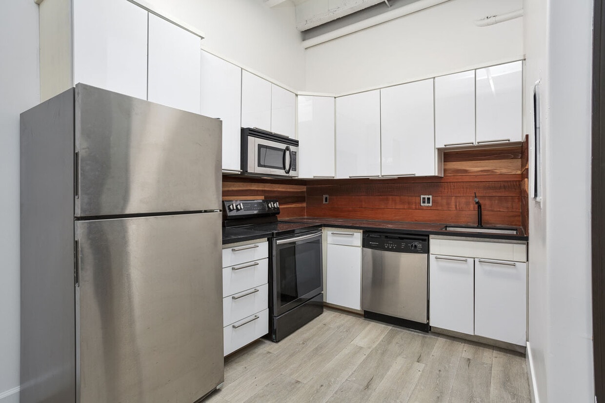 Primary Photo - 312 W 5th St