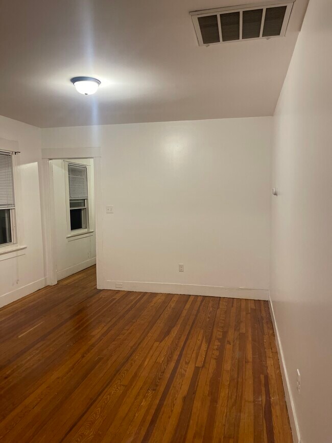 Building Photo - 53 Maltby St