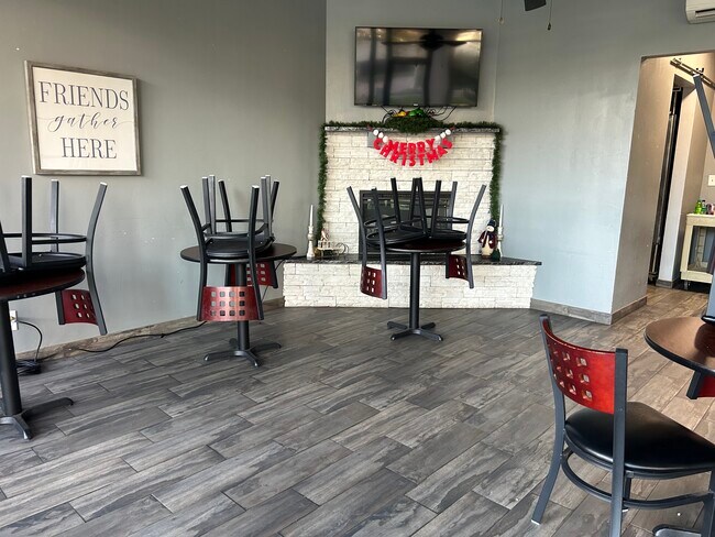 Building Photo - 410 W 7th St