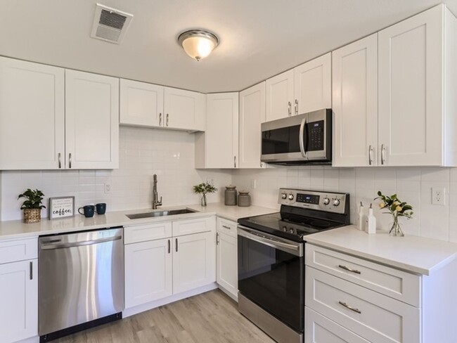 Building Photo - 3 Bedroom 2 Bathroom Condo in Lakewood!