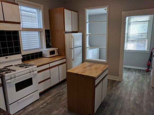 Kitchen - 1923 W Addison St