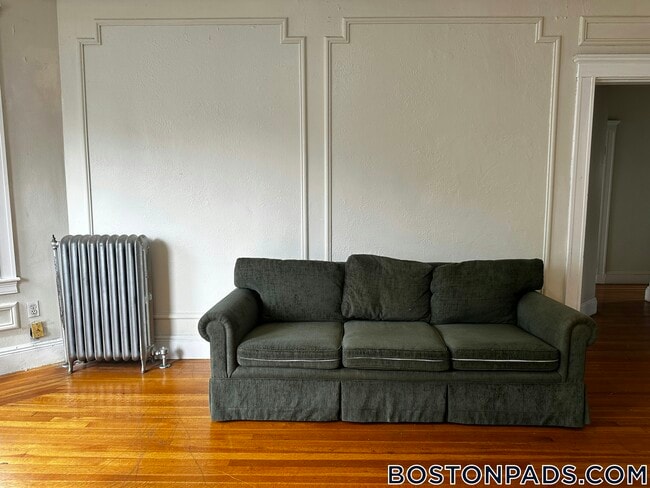 Building Photo - 90 Maple St