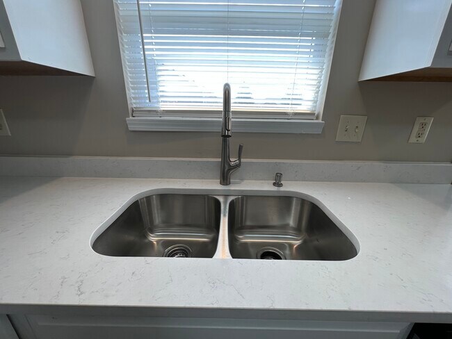 Quartz countertops - 2407 E Conquest St
