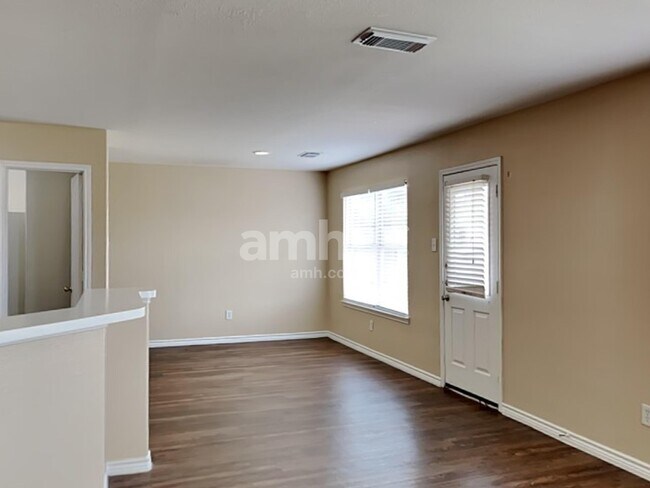 Building Photo - 226 Golden Oak Dr