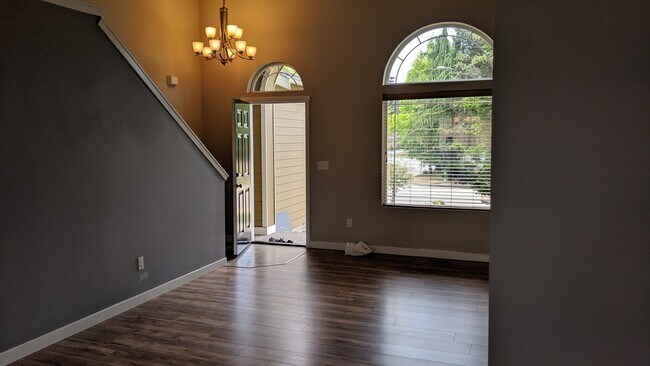 Building Photo - 3 BD house for rent in a quiet and conveni...